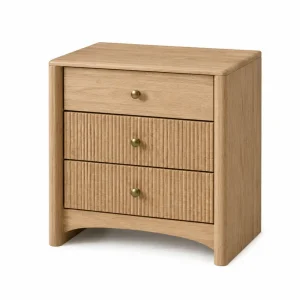 Mesita de noche de madera ingeniería roble claro tres cajones estructura rectangular tiradores metálicos dorados 50 cm x 40 cm x 55 cm