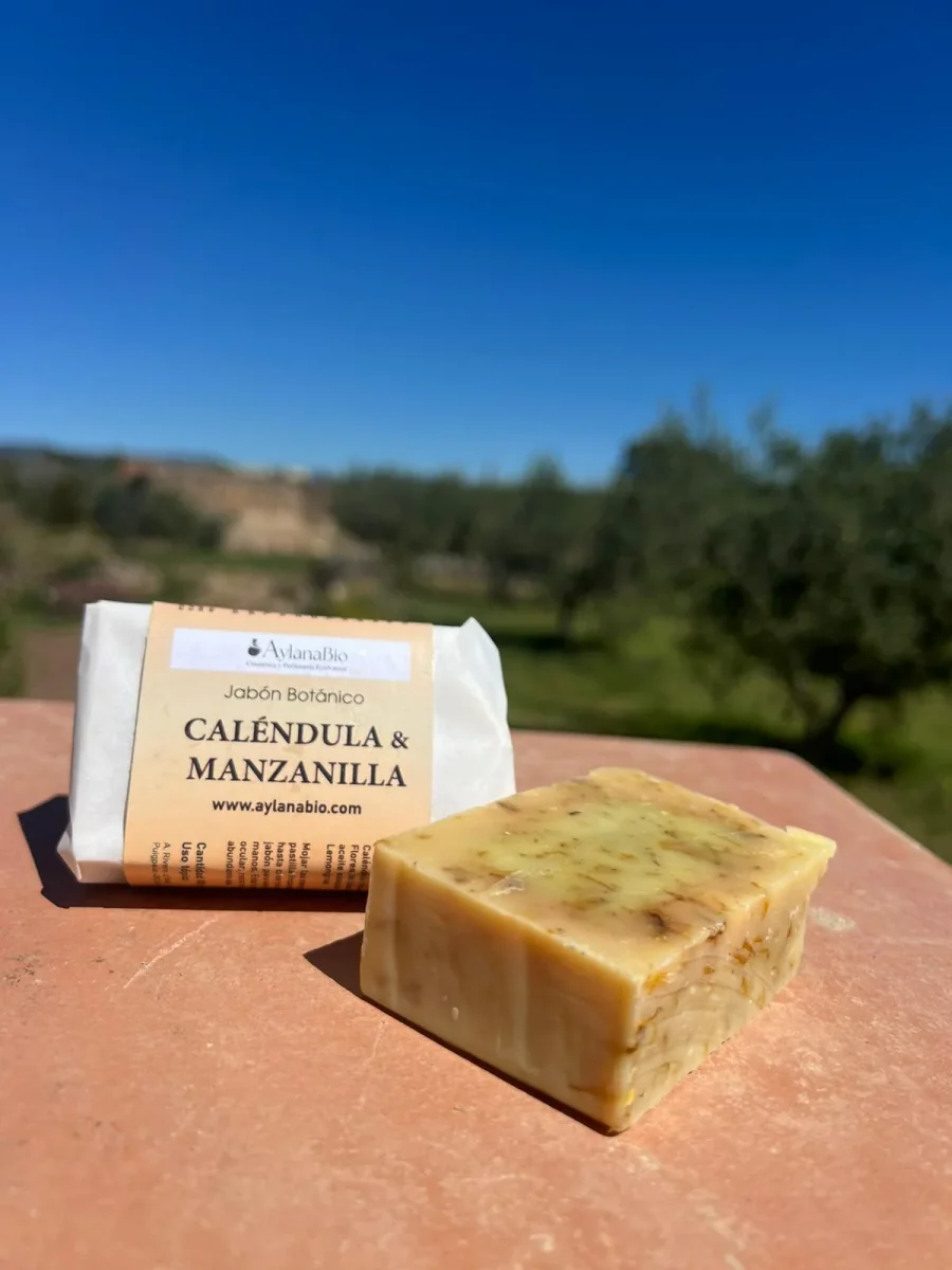 JABÓN BOTÁNICO CALENDULA Y MANZANILLA 100 gr. - Imagen 4