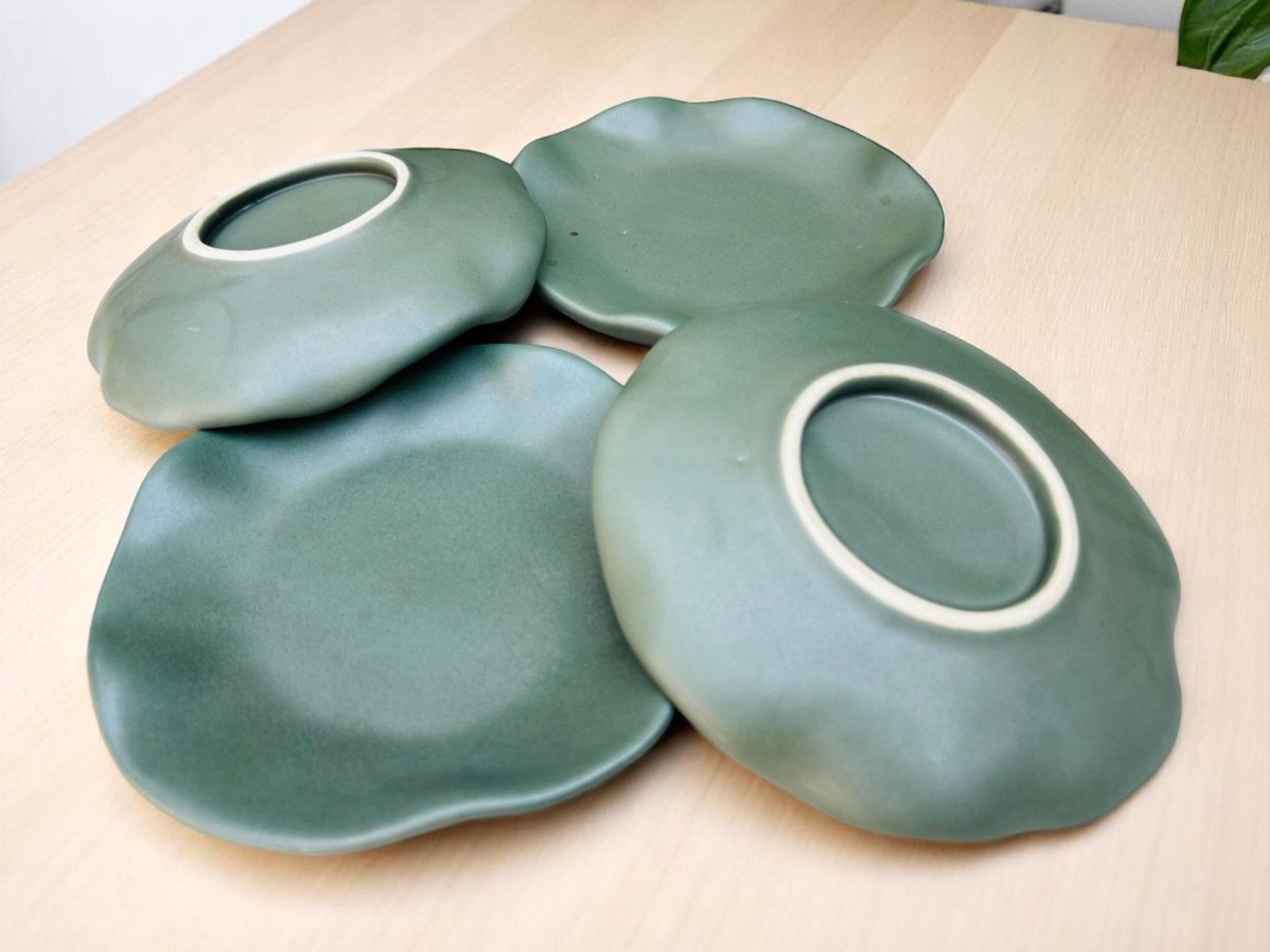 Set de 4 Platos de Gres – 16 cm – Diseño Olas Color Verde Olivo Mate – Vajilla Artesanal Moderna para Postres, Entradas o Fruta - Imagen 3